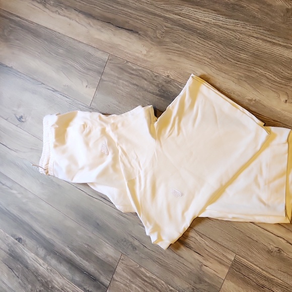 Nike Women's High-waisted Active set with crop top-Medium - Picture 9 of 11